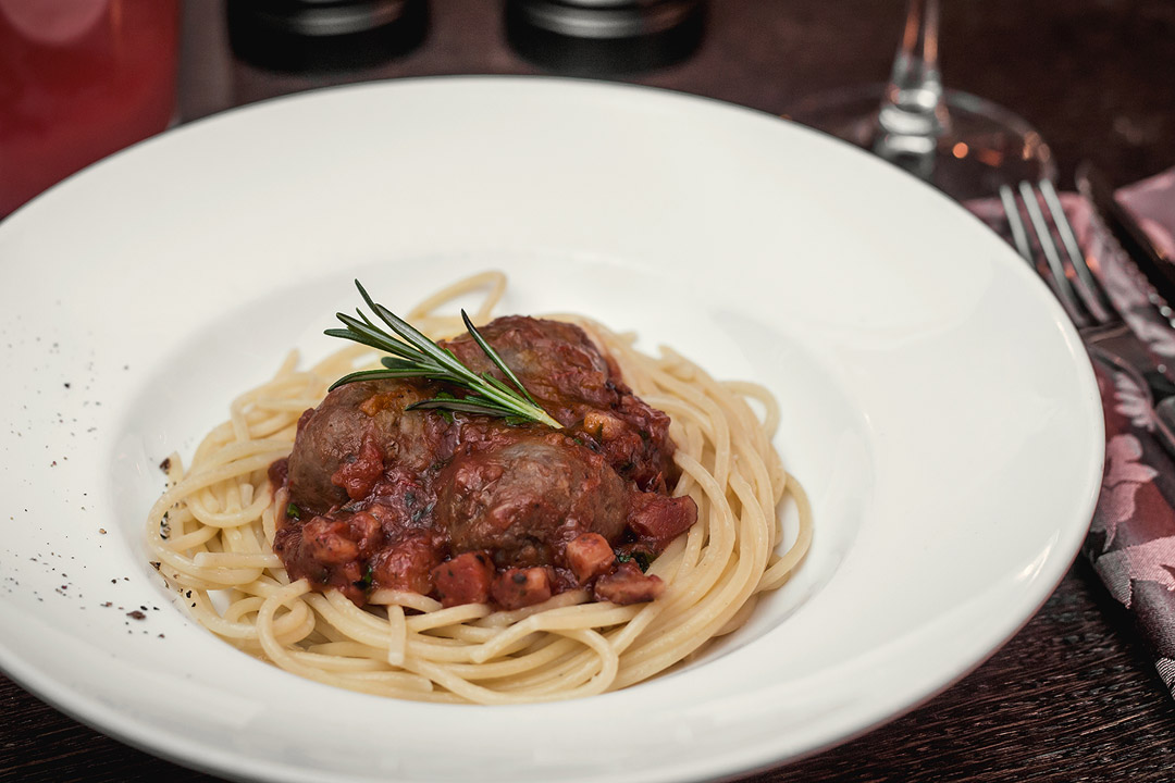 Митбол в томатном соусе со спагетти